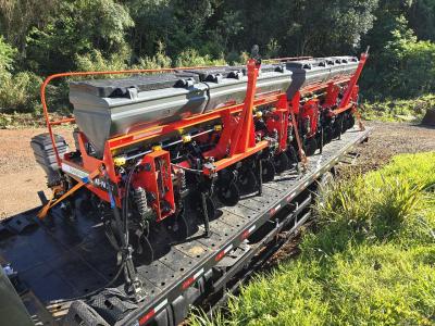 Nova Laranjeiras recebe novos equipamentos para agricultura e infraestrutura